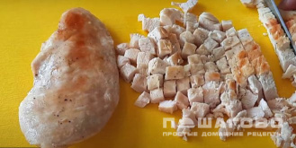 Фото приготовления рецепта: Салат с курагой, курицей и свежим огурцом - шаг 1