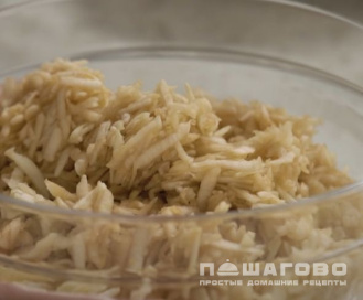 Фото приготовления рецепта: Яблочный манный пирог без яиц - шаг 2