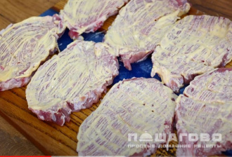 Фото приготовления рецепта: Отбивные по французски - шаг 1