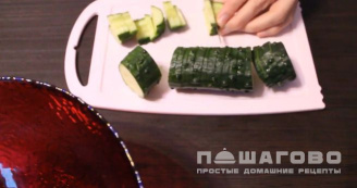 Фото приготовления рецепта: Салат с креветками, яйцом и огурцом - шаг 1