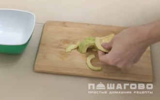 Фото приготовления рецепта: Тартинки с копченым лососем и авокадо - шаг 1