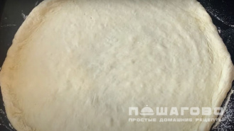Фото приготовления рецепта: Итальянская пицца с сыром моцарелла - шаг 4
