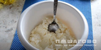 Фото приготовления рецепта: Сырники с персиками - шаг 3
