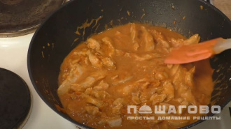Фото приготовления рецепта: Бефстроганов из куриной грудки - шаг 9