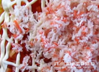 Фото приготовления рецепта: Слоеный салат с помидорами и крабовыми палочками - шаг 2