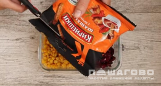 Фото приготовления рецепта: Салат с фасолью, кукурузой и сухариками - шаг 2