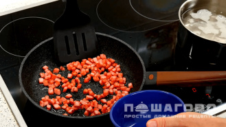 Фото приготовления рецепта: Итальянский салат с макаронами, ветчиной и солеными огурцами - шаг 3