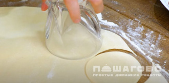 Фото приготовления рецепта: Вкусные вареники с вишней - шаг 7