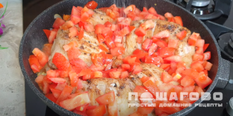 Фото приготовления рецепта: Куриные окорочка с яйцами и овощами на сковороде - шаг 7