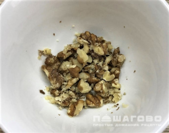 Фото приготовления рецепта: Салат с курагой и грецким орехом - шаг 5
