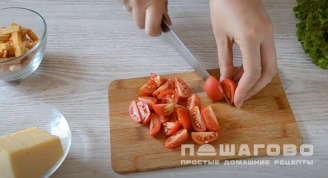 Фото приготовления рецепта: Салат с ветчиной, сухариками и листовым салатом - шаг 2