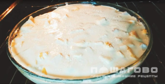 Фото приготовления рецепта: Заливной пирог на кефире с курицей и картошкой - шаг 9