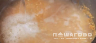 Фото приготовления рецепта: Каша из булгура с сухими фруктами и медом - шаг 3