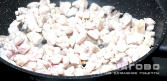 Фото приготовления рецепта: Салат оливье с мясом и свежими огурцами - шаг 4