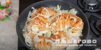Фото приготовления рецепта: Куриные окорочка с яйцами и овощами на сковороде - шаг 5