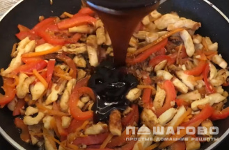 Фото приготовления рецепта: Удон с курицей - шаг 4