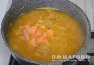 Фото приготовления рецепта: Норвежский сливочный суп с семгой - шаг 4