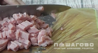 Фото приготовления рецепта: Итальянский салат с ветчиной, сыром и овощами - шаг 2