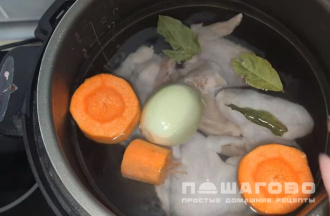 Фото приготовления рецепта: Суп щавелевый с яйцом и курицей - шаг 1