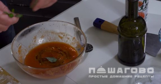 Фото приготовления рецепта: Пицца по-итальянски с помидорами черри и двумя видами сыра - шаг 3