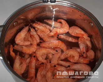 Фото приготовления рецепта: Жареные королевские креветки с чесноком - шаг 1