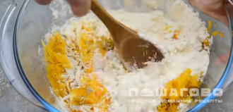 Фото приготовления рецепта: Постные драники из тыквы - шаг 2