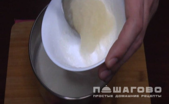 Фото приготовления рецепта: Панна-котта с маракуйей - шаг 4