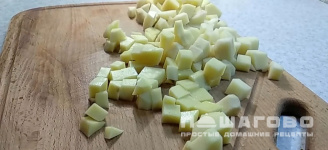 Фото приготовления рецепта: Рыбный суп из консервов с рисом и картошкой - шаг 1