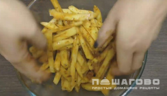 Фото приготовления рецепта: Картофель фри в духовке - шаг 2