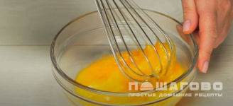 Фото приготовления рецепта: Куриный суп из бедрышек с домашней лапшой - шаг 2