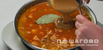 Фото приготовления рецепта: Подлива с мясом и мукой - шаг 6