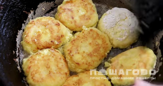 Фото приготовления рецепта: Постные сырники с яблоками и творогом - шаг 7