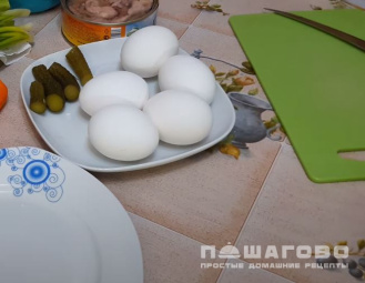 Фото приготовления рецепта: Фаршированные печенью трески яйца - шаг 1