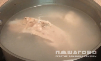 Фото приготовления рецепта: Рассольник классический с перловкой и огурцами со свининой - шаг 1