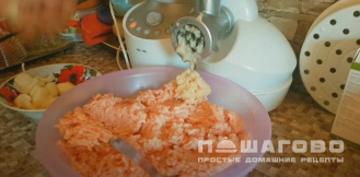 Фото приготовления рецепта: Деревенские котлеты из кролика с пряными травами и пармезаном - шаг 5