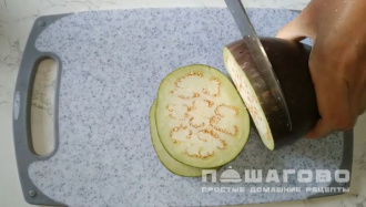 Фото приготовления рецепта: Баклажаны кружками в острой приправе - шаг 1