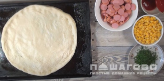 Фото приготовления рецепта: Луковая пицца с кукурузой и моцареллой - шаг 9
