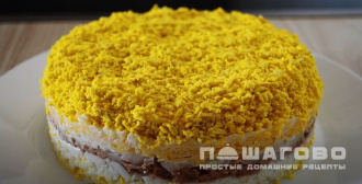 Фото приготовления рецепта: Слоеный салат с тунцом и сыром - шаг 5