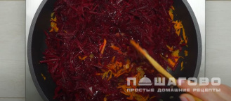 Фото приготовления рецепта: Борщ красный со свеклой, томатной пастой и зеленью - шаг 13