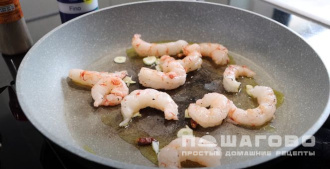 Фото приготовления рецепта: Оливье с креветками и авокадо - шаг 3