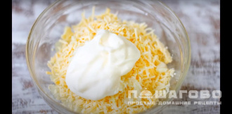Фото приготовления рецепта: Салат с сыром и ананасами - шаг 4