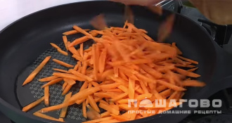 Фото приготовления рецепта: Салат со свининой и огурцами - шаг 3