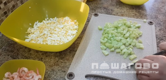 Фото приготовления рецепта: Салат Невеста с креветками и огурцами - шаг 1