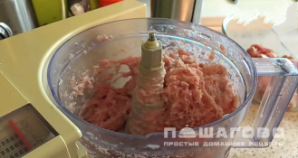 Фото приготовления рецепта: Колбаса в ветчиннице - шаг 3