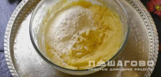 Фото приготовления рецепта: Пирог с ананасами - шаг 5