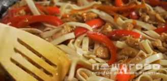 Фото приготовления рецепта: Яичная лапша с курицей и сладким перцем по-азиатски - шаг 10