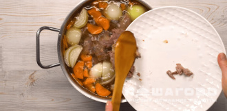 Фото приготовления рецепта: Мясной бульон на кости с овощами - шаг 2