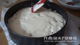 Фото приготовления рецепта: Заливной пирог с картофелем и сайрой - шаг 3