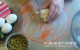 Фото приготовления рецепта: Салат с крабовыми палочками, огурцом и зеленым горошком - шаг 1