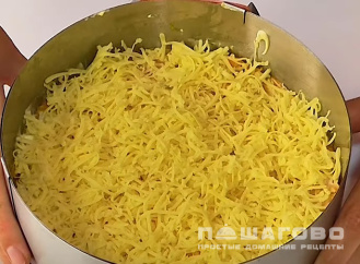Фото приготовления рецепта: Салат из рыбы - шаг 8